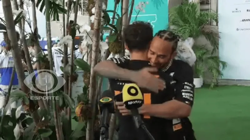 Lando recebe abraço de Hamilton após vitória na F1