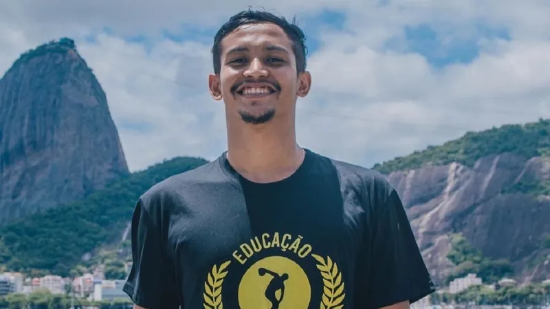 Jovem morto após tentativa de assalto no Flamengo tentou defender namorada