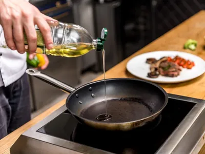 Saber o ponto de fumaça dos óleos muda tudo na cozinha (e na saúde); entenda