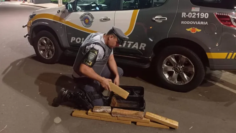 Bolsa com nove tabletes de maconha é apreendida dentro de ônibus em Avaí