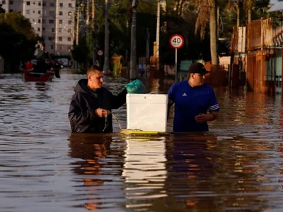 Após suspender resgates por mau tempo, Prefeitura de Porto Alegre retoma buscas 