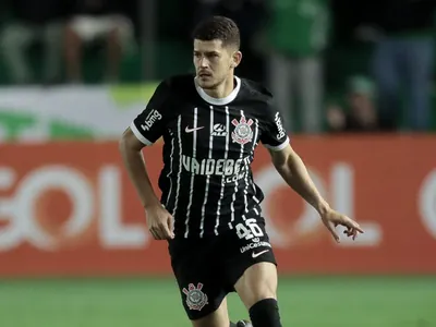 Ronaldo critica Hugo e diz que lateral do Corinthians "briga com a bola"