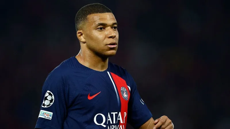 Kylian Mbappé anuncia que vai sair do PSG ao fim da temporada