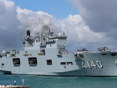 Maior navio de guerra da América Latina atraca no RS com ajuda humanitária