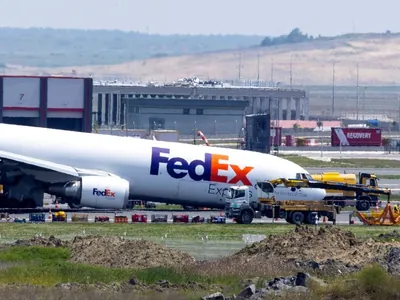 Com problema no trem de pouso, avião arrasta fuselagem na pista na Turquia