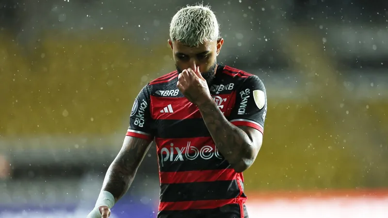 Torcedores do Flamengo protestam após derrota para o Palestino pela Libertadores