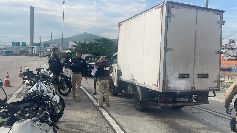 O motorista foi detido na altura da praça do pedágio da Ponte Rio-Niterói 