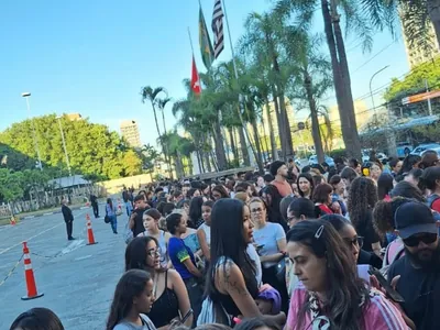 Fãs formam filas em busca de ingressos para show de Bruno Mars em SP 