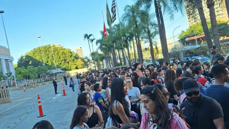 Venda para shows de Bruno Mars forma fila no Shopping Ibirapuera