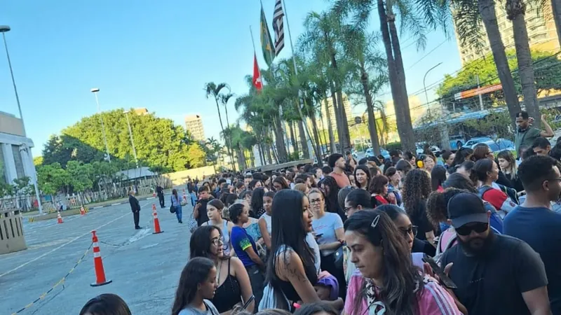 Fãs formam filas em busca de ingressos para show de Bruno Mars em SP