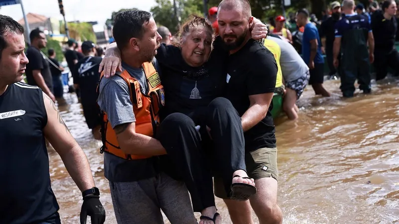 Voluntários se esforçam em resgates no Rio Grande do Sul