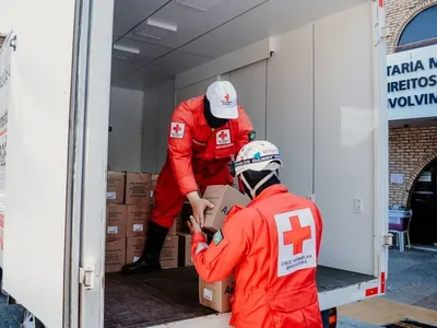 Cruz Vermelha recruta ajudantes para recebimento de doações ao RS