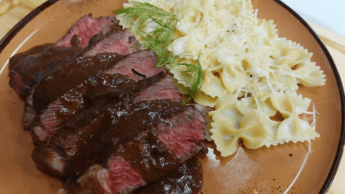 Farfalle ao molho branco e steak com molho de carne | Band Receitas