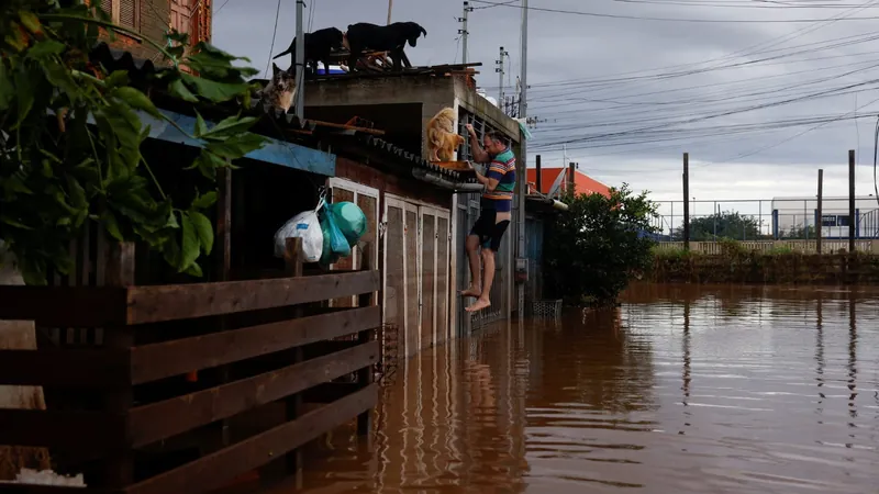 População de Canoas, no RS, reclama de não conseguir retirar doações