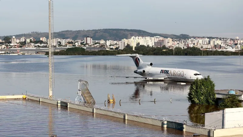 Avião em pista inundada no Aeroporto Internacional de Porto Alegre
