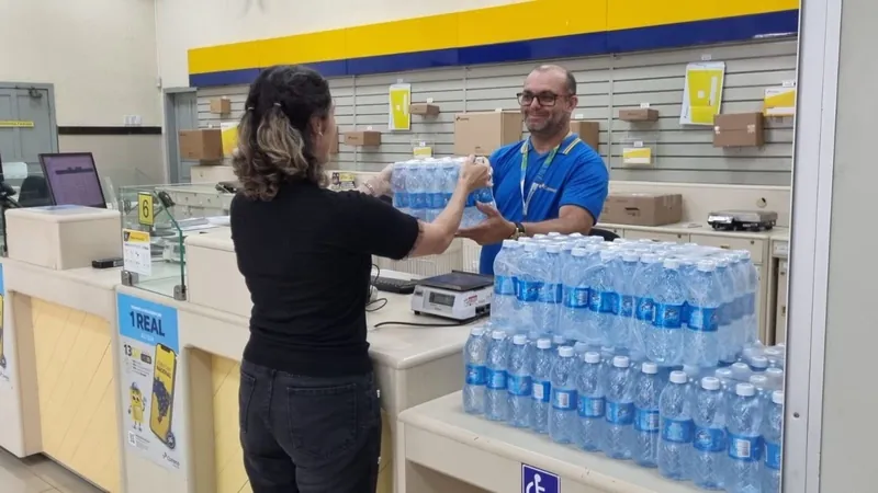 Correios suspendem doação de roupas ao RS; saiba o que doar nas agências