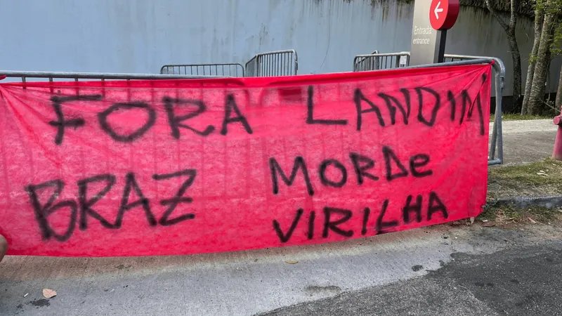 Faixa de protesto da torcida do Flamengo 