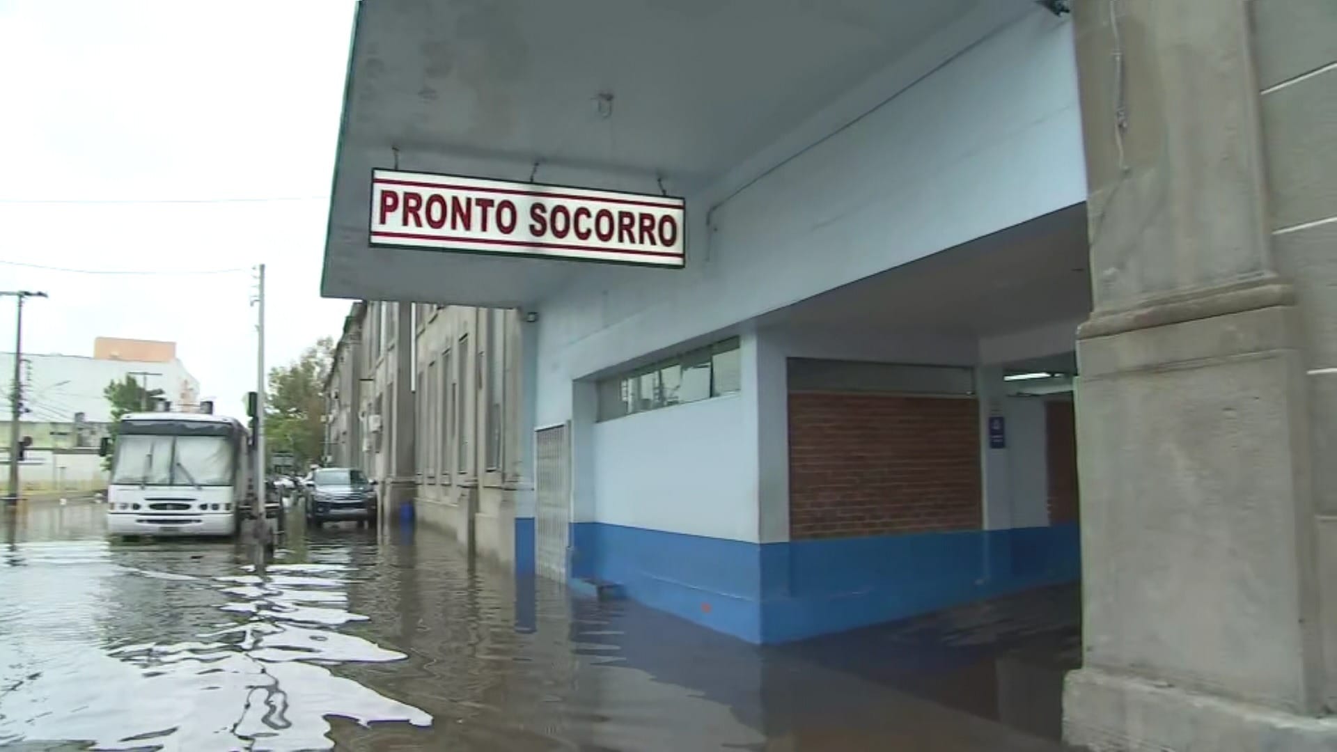 Lagoa dos Patos chega às ruas, invade casas e ameaça hospital no RS