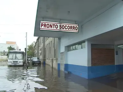 Lagoa dos Patos chega às ruas, invade casas e ameaça hospital com 110 pacientes