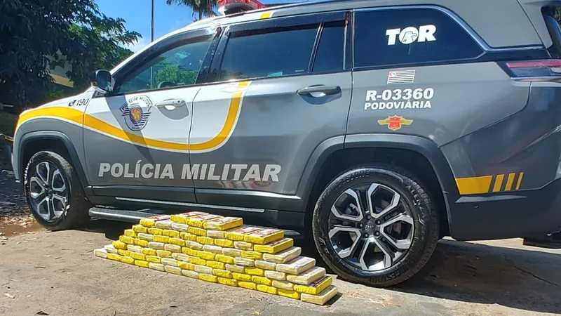 Polícia apreende 70 tijolos de cocaína escondidos em tanque de combustível