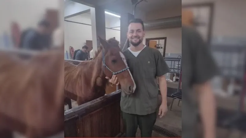 O veterinário Henrique Cardoso com o cavalo que ficou conhecido como Caramelo