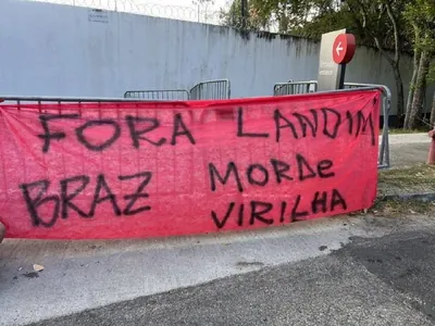 Cerca de 80 torcedores do Flamengo realizam protesto no CT do Ninho do Urubu