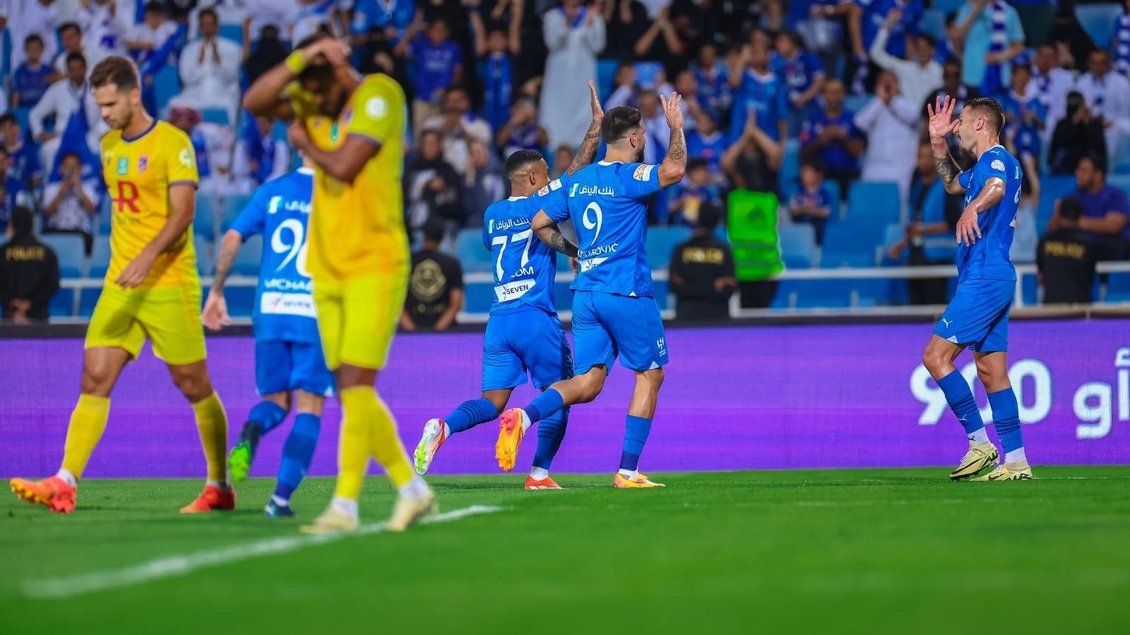 Com gol contra bizarro, Al Hilal goleia Al Hazem e é campeão saudita invicto