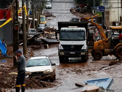 Enchentes no RS deixam ao menos 143 mortos; mais de 619 mil estão fora de casa