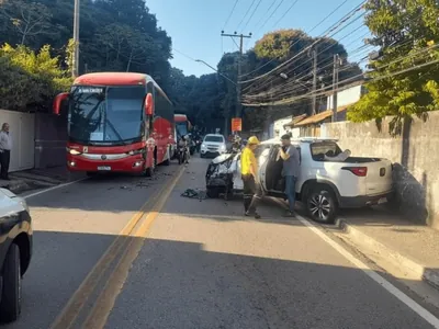 Acidente entre carro e ônibus deixa um ferido em São Sebastião (SP)
