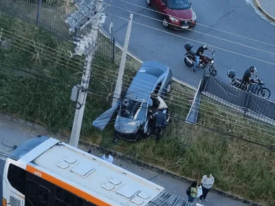 Motorista perde controle e derruba grade de supermercado em São José dos Campos