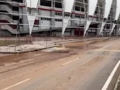 RS: Gramado do estádio Beira-Rio seca após enfrentar inundação histórica