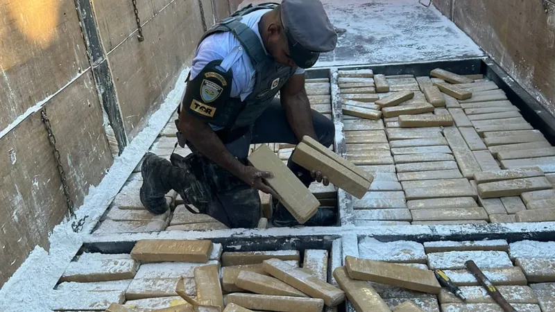 Polícia apreende carreta com mais de uma tonelada de maconha