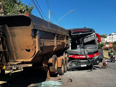 Acidente entre ônibus e carreta deixa 15 feridos no Barreiro