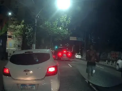 Criminoso participa de arrastão mancando na Avenida 24 de maio, no Méier; VÍDEO
