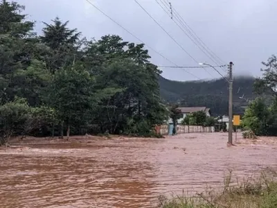 Cidade no RS tem alerta para evacuação por ameaça de "onda" se encosta romper