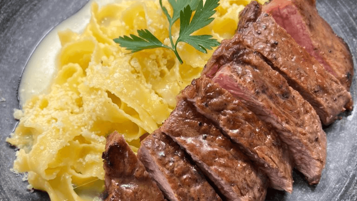 Contrafilé na manteiga com fettuccine ao molho Alfredo | Band Receitas