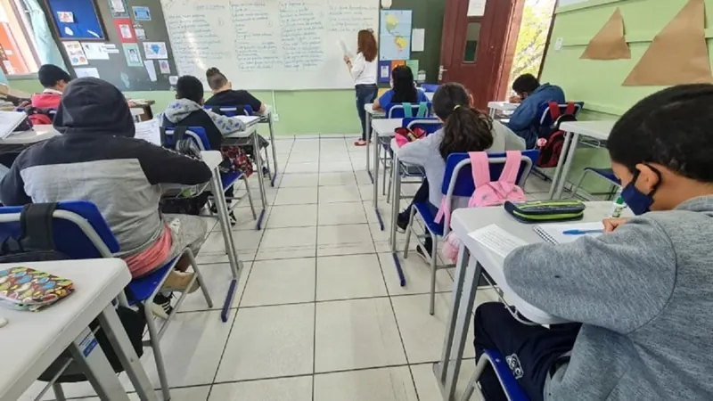 Alunos gaúchos poderão cursar 2 séries ao mesmo tempo, presencial ou remotamente