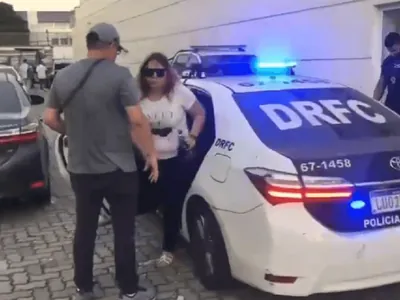 Mulher acusada de golpe contra viúva de colecionador de arte é presa no Rio
