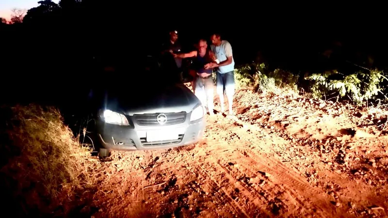 Carro com idoso cai em ribanceira na região de Ilha Solteira