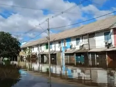 Vídeo: em meio a ruas alagadas, Guaíba pode atingir 5,5 metros ainda nesta terça