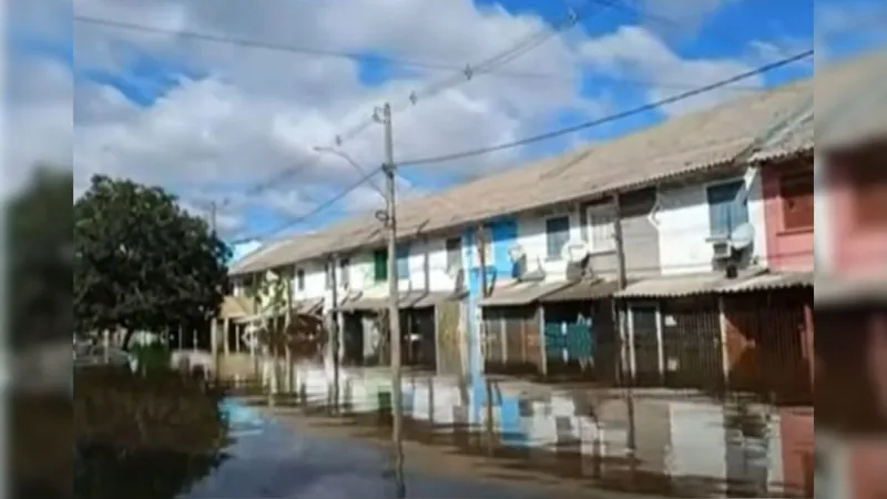 Vídeo: em meio a ruas alagadas, Guaíba pode atingir 5,5 metros ainda nesta terça