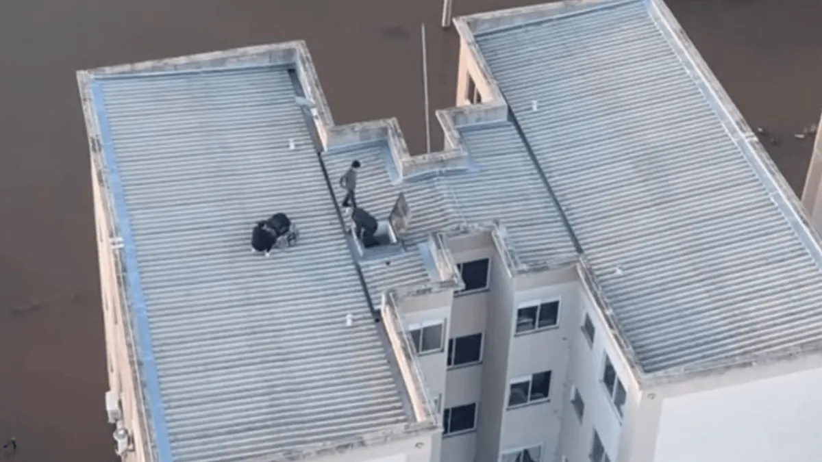 Militares do Cavex resgatam sete pessoas do telhado de um prédio em Canoas (RS)
