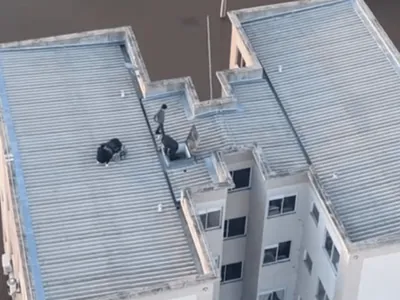 Militares do Cavex resgatam sete pessoas do telhado de um prédio em Canoas (RS)