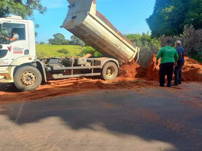Secretaria fecha cratera que ameaçava estrutura de casas em distrito