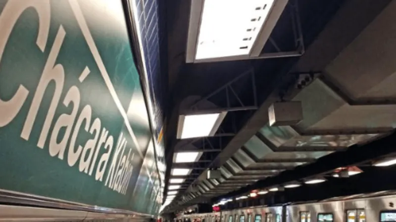 Levantamento diz que pelo menos 3 objetos caem por dia nos trilhos do metrô