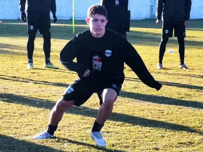 Jogador de 14 anos entra em campo e quebra recorde de Agüero na Argentina
