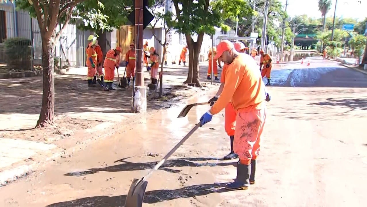Água do Guaíba começa a baixar, e Porto Alegre tem dia frio de limpeza