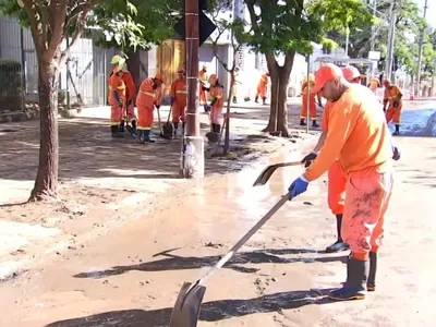 Água do Guaíba começa a baixar, e Porto Alegre tem dia frio de limpeza