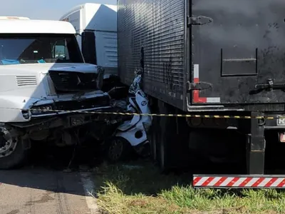 Duas pessoas morrem após carro ser prensado por caminhões, em Monte Mor 