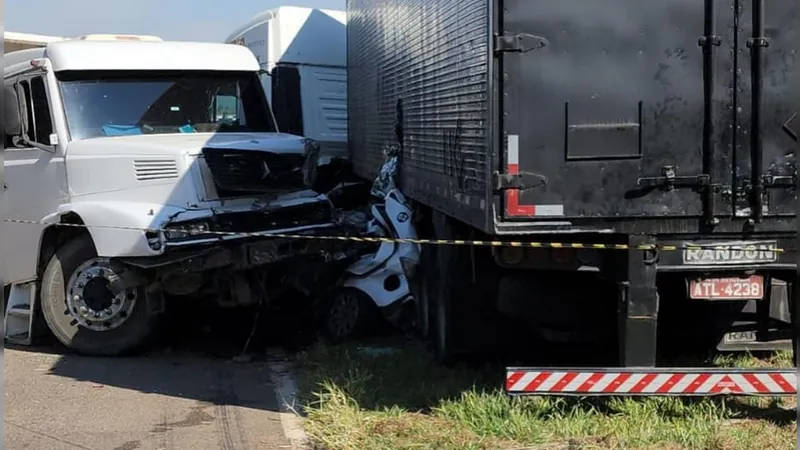 Duas pessoas morrem após carro ser prensado por caminhões, em Monte Mor